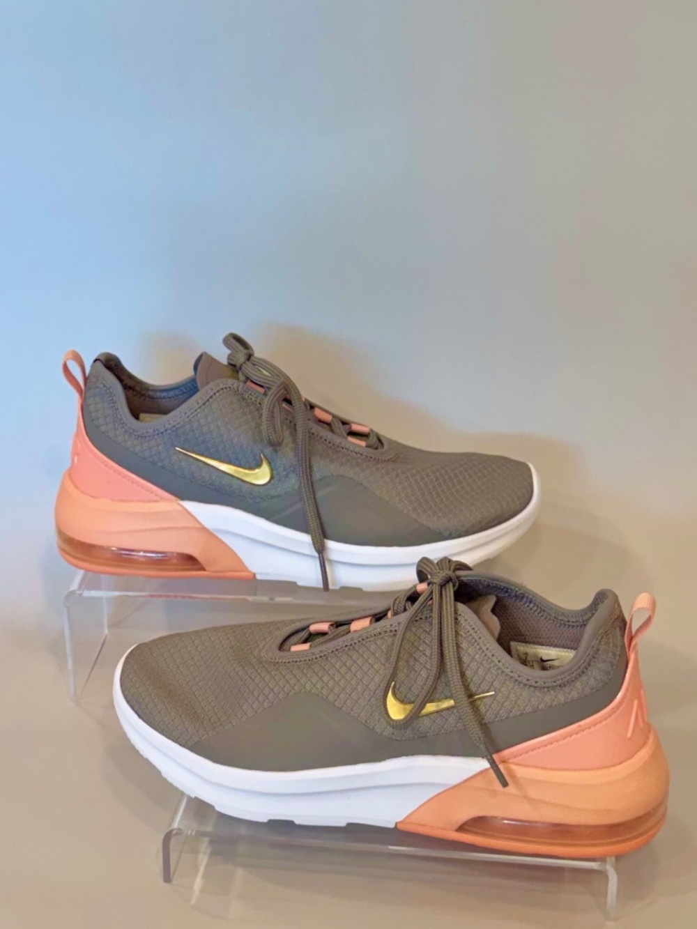 NWOB Women Size 7M Nike Air Max Motion 2 Sneakers Gray & Pink Rose Metallic logo